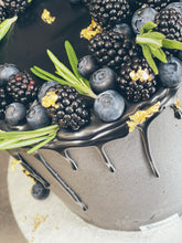 Lade das Bild in den Galerie-Viewer, Dripcake ,,Black is beautiful" und weitere Farben