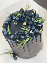 Lade das Bild in den Galerie-Viewer, Dripcake ,,Black is beautiful" und weitere Farben