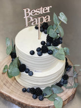 Lade das Bild in den Galerie-Viewer, Streifentorte „Eucalyptus“ mit Beeren