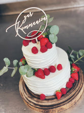 Lade das Bild in den Galerie-Viewer, Streifentorte ,,Eucalyptus" mit roten Beeren zu kirchlichen Anlässen