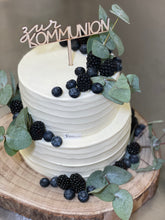 Lade das Bild in den Galerie-Viewer, Streifentorte „Eucalyptus“ mit Beeren für kirchliche Anlässe