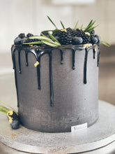 Lade das Bild in den Galerie-Viewer, Dripcake ,,Black is beautiful" und weitere Farben