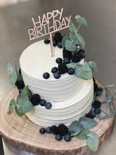 Lade das Bild in den Galerie-Viewer, Streifentorte „Eucalyptus“ mit Beeren