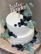 Lade das Bild in den Galerie-Viewer, Streifentorte „Eucalyptus“ mit Beeren