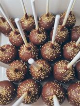 Lade das Bild in den Galerie-Viewer, Cake Pops „Goldfinger“ (20 Stk.)