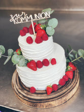 Lade das Bild in den Galerie-Viewer, Streifentorte ,,Eucalyptus" mit roten Beeren zu kirchlichen Anlässen