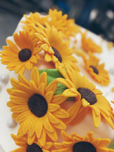 Lade das Bild in den Galerie-Viewer, Torte ,,Sonnenblumen"