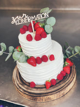 Lade das Bild in den Galerie-Viewer, Streifentorte ,,Eucalyptus" mit roten Beeren zu kirchlichen Anlässen