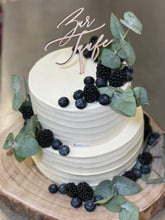 Lade das Bild in den Galerie-Viewer, Streifentorte „Eucalyptus“ mit Beeren für kirchliche Anlässe