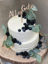 Lade das Bild in den Galerie-Viewer, Streifentorte „Eucalyptus“ mit Beeren