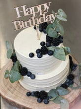Lade das Bild in den Galerie-Viewer, Streifentorte „Eucalyptus“ mit Beeren