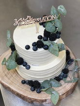 Lade das Bild in den Galerie-Viewer, Streifentorte „Eucalyptus“ mit Beeren für kirchliche Anlässe