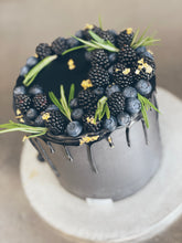 Lade das Bild in den Galerie-Viewer, Dripcake ,,Black is beautiful" und weitere Farben