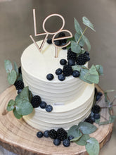 Lade das Bild in den Galerie-Viewer, Streifentorte „Eucalyptus“ mit Beeren