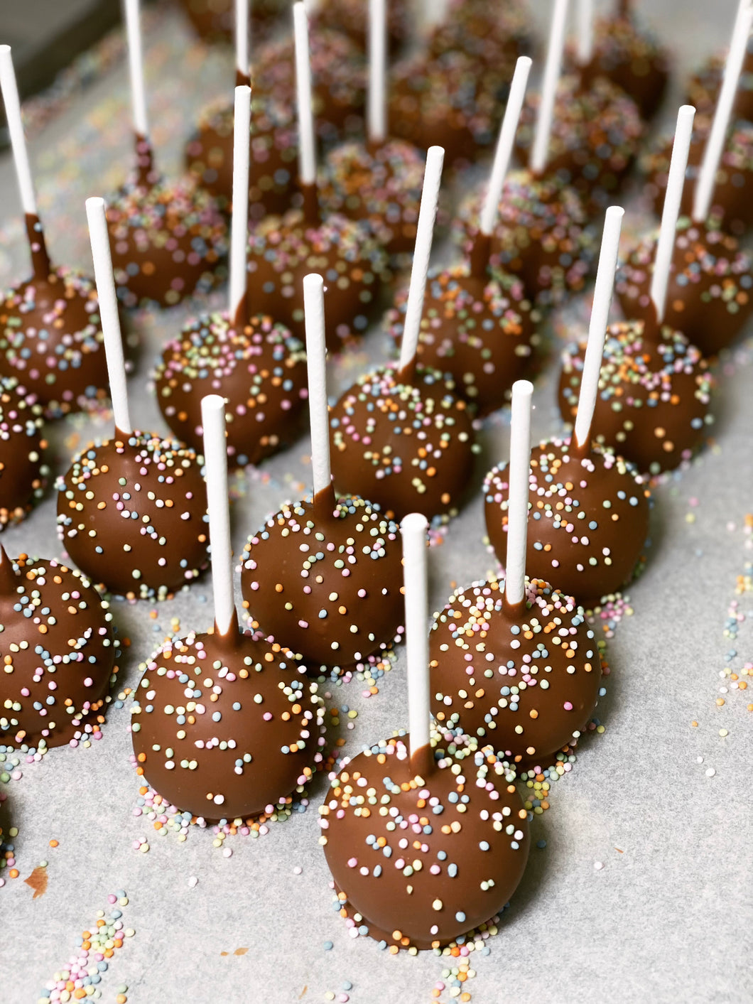 Cake Pops „Zur Einschulung“ bunt