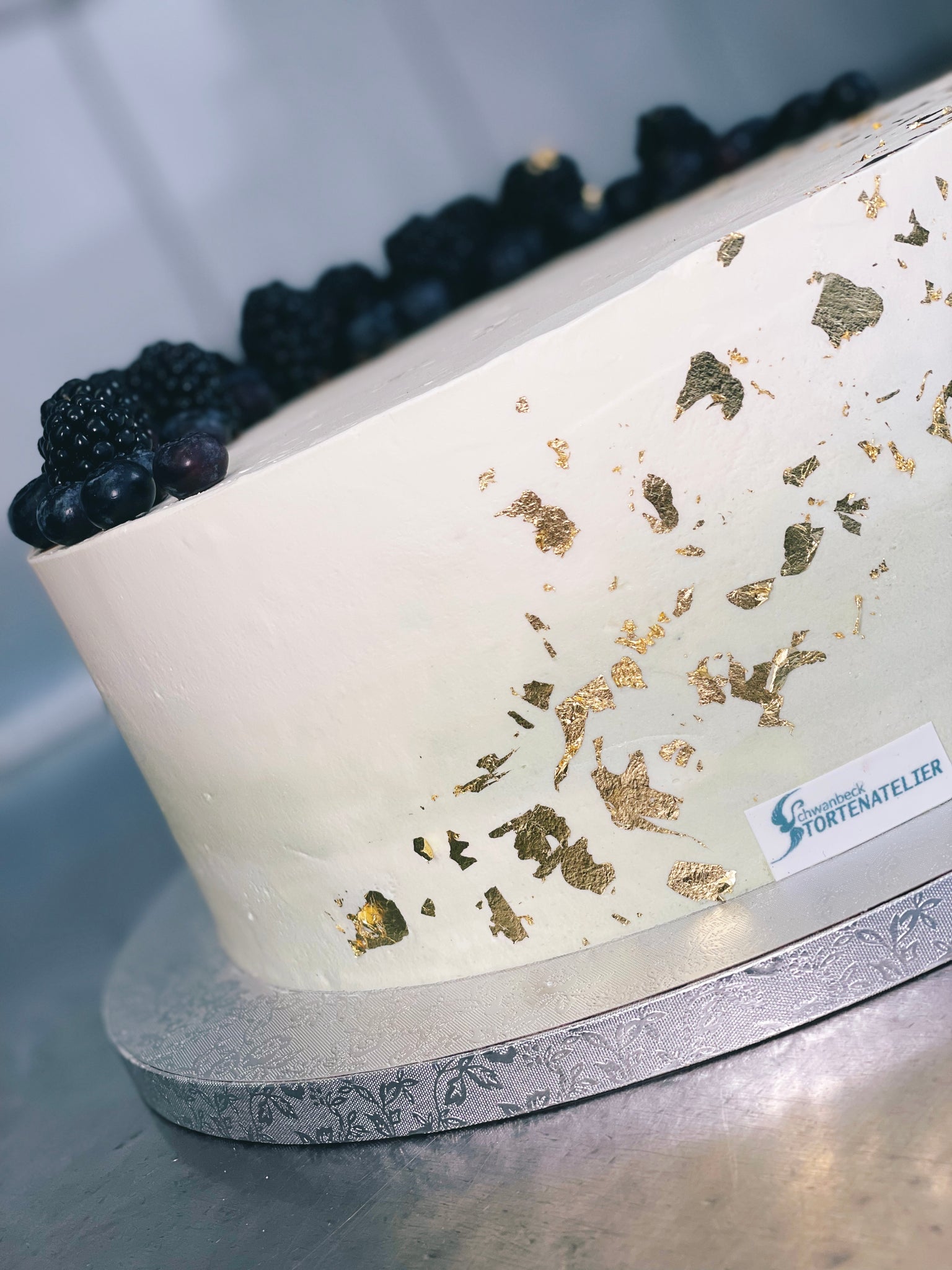 Torte „Golden Blackberry" – Tortenatelier Schwanbeck Torte „Golden Blackberry" – Tortenatelier Schwanbeck