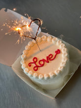 Lade das Bild in den Galerie-Viewer, Mini Cake ,,Love is in the air&quot;
