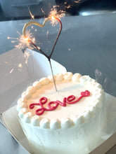 Lade das Bild in den Galerie-Viewer, Mini Cake ,,Love is in the air&quot;
